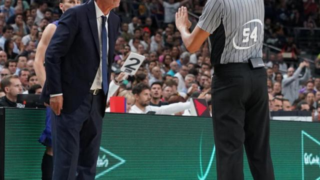 Técnica a Pesic durante El Clásico de la Supercopa ACB. Foto: ACB Media