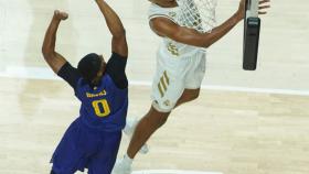 Entrada a canasta de Tavares, en el Real Madrid - Barcelona de la Supercopa ACB. Foto: ACB Media