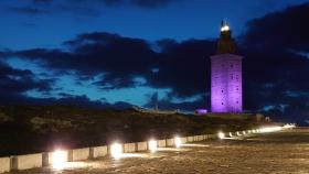 La Torre de Hércules se iluminó de morado por el Día del Alzhéimer