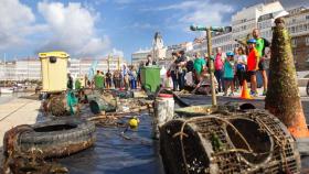 Kilos de basura en la dársena de A Coruña tras la primera limpieza de fondos marinos