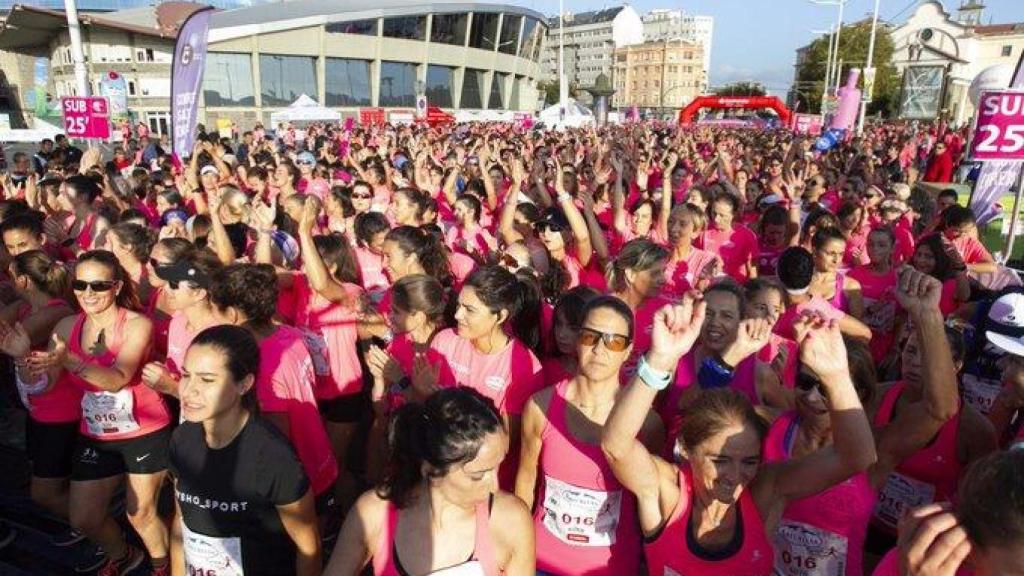 Una marea rosa invadió el Paseo Marítimo de A Coruña en la Carrera de la Mujer