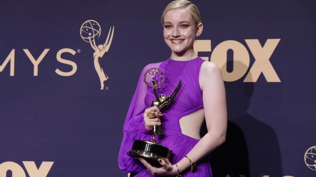 Julia Garner y uno de sus Emmys por 'Ozark'.