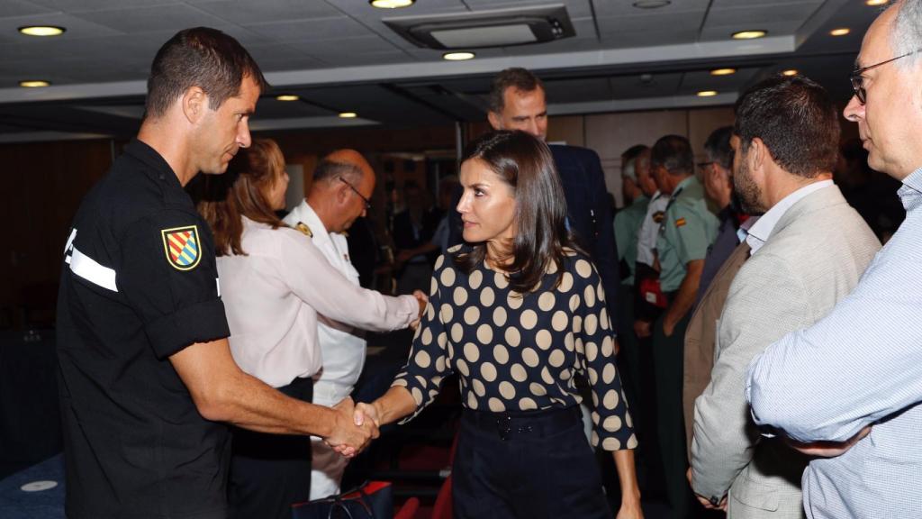 La reina Letizia saluda a las autoridades y medios de emergencia en la reunión de Gran Canaria.