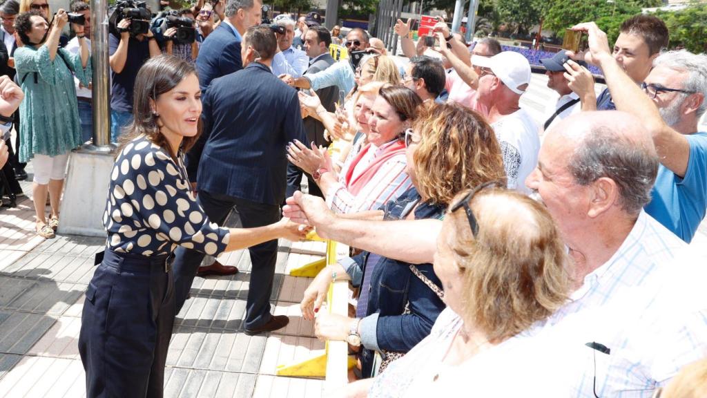 Letizia con un 'look' cómodo y de trabajo, saludando a las personas congregadas a su llegada.