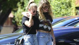 Miley Cyrus y Kaitlynn Carter en Los Ángeles.