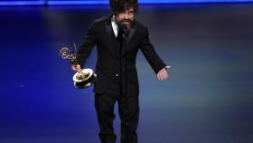 Peter Dinklage recoge su premio por Juego de Tronos.