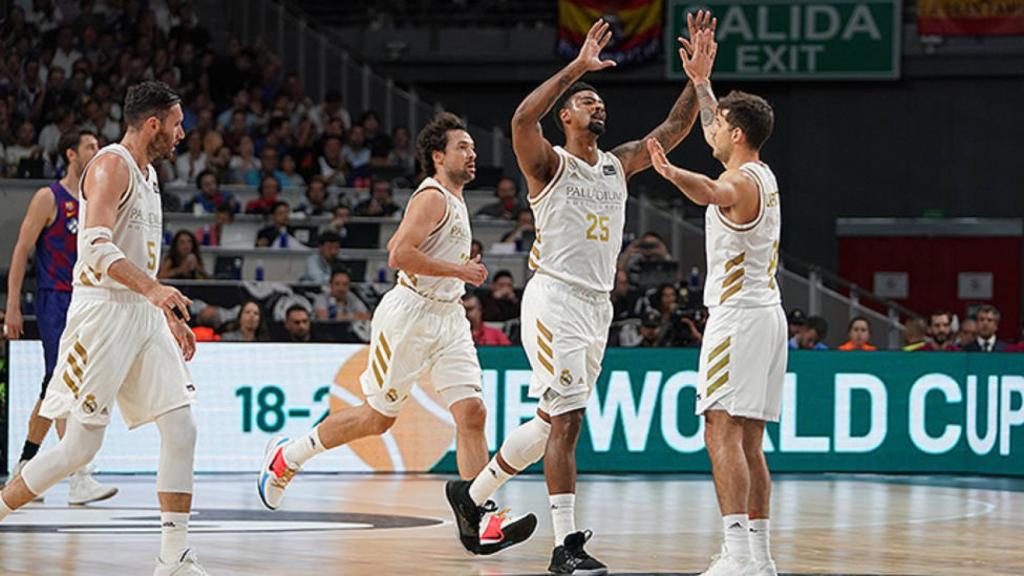 Los jugadores del Real Madrid en la victoria frente al Barça Lassa en la Supercopa ACB.