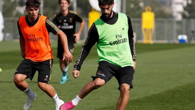 Isco se ejercita parcialmente con el grupo