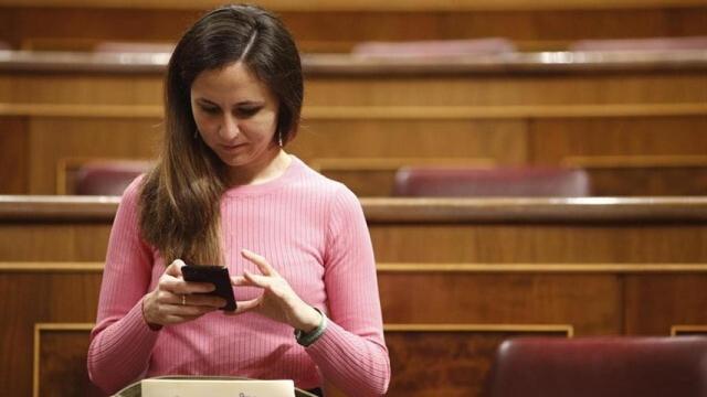 Ione Belarra, la portavoz de Unidas Podemos en el Congreso de los Diputados, consulta su teléfono en una imagen de archivo.