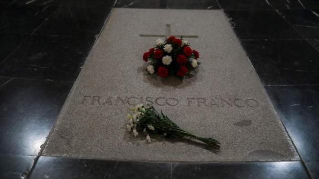 Tumba de Franco en la basílica del Valle de los Caídos./