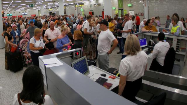 Turistas afectados por la quiebra de Thomas Cook.