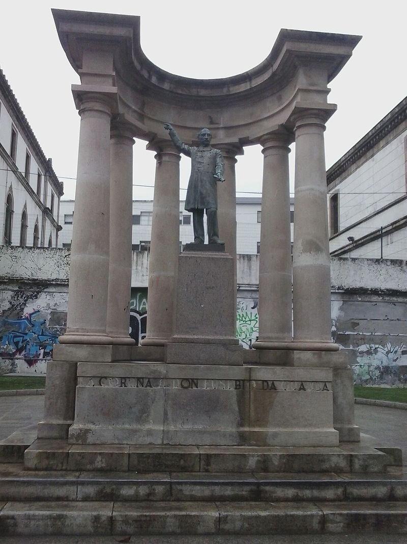 Estatua de Eusebio da Guarda frente al Instituto y las Escuelas da Guarda