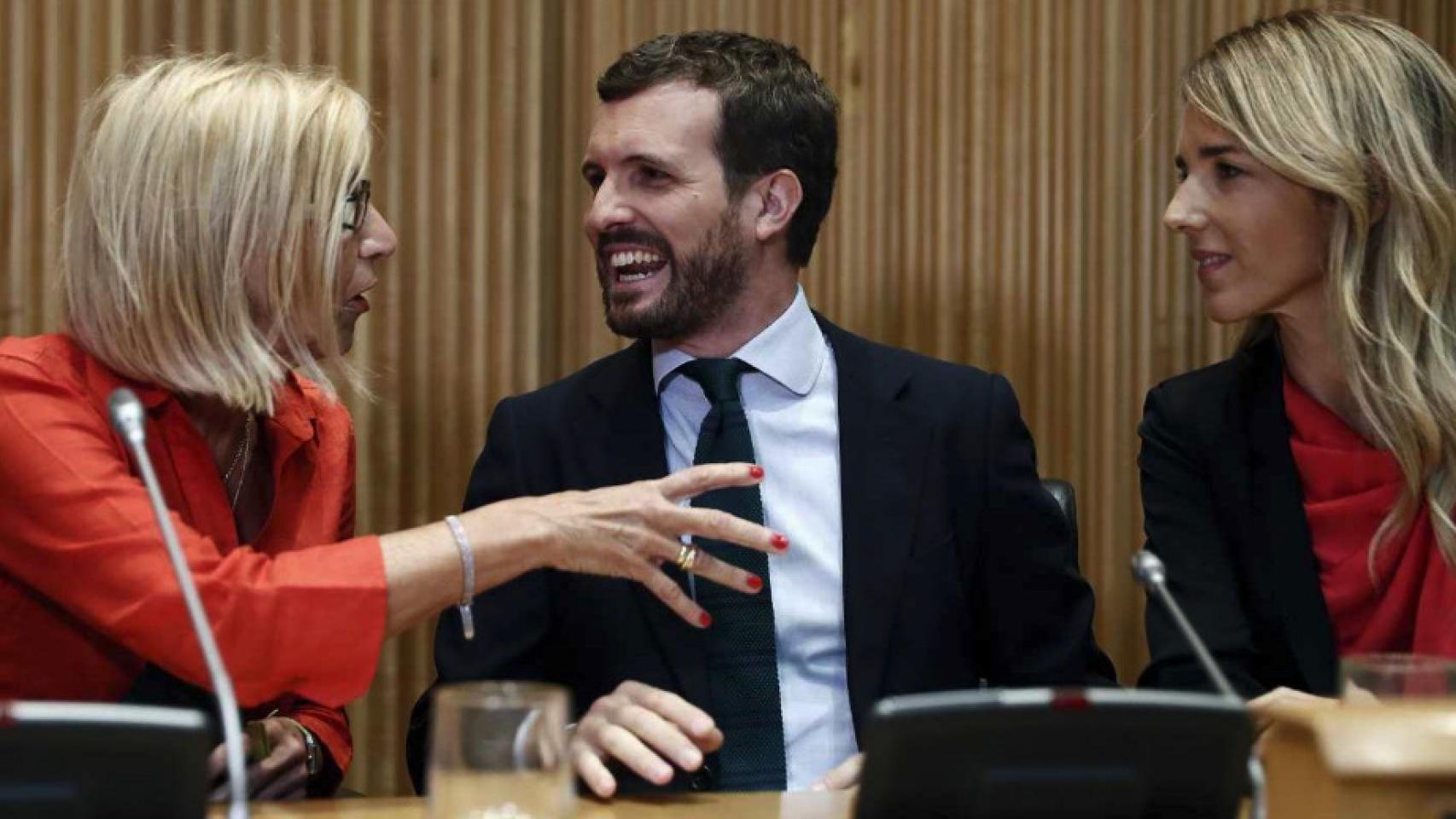 El presidente del PP, Pablo Casado, conversa con la fundadora de UPyD, Rosa Díez, y la portavoz del PP en el Congreso, Cayetana Álvarez de Toledo.