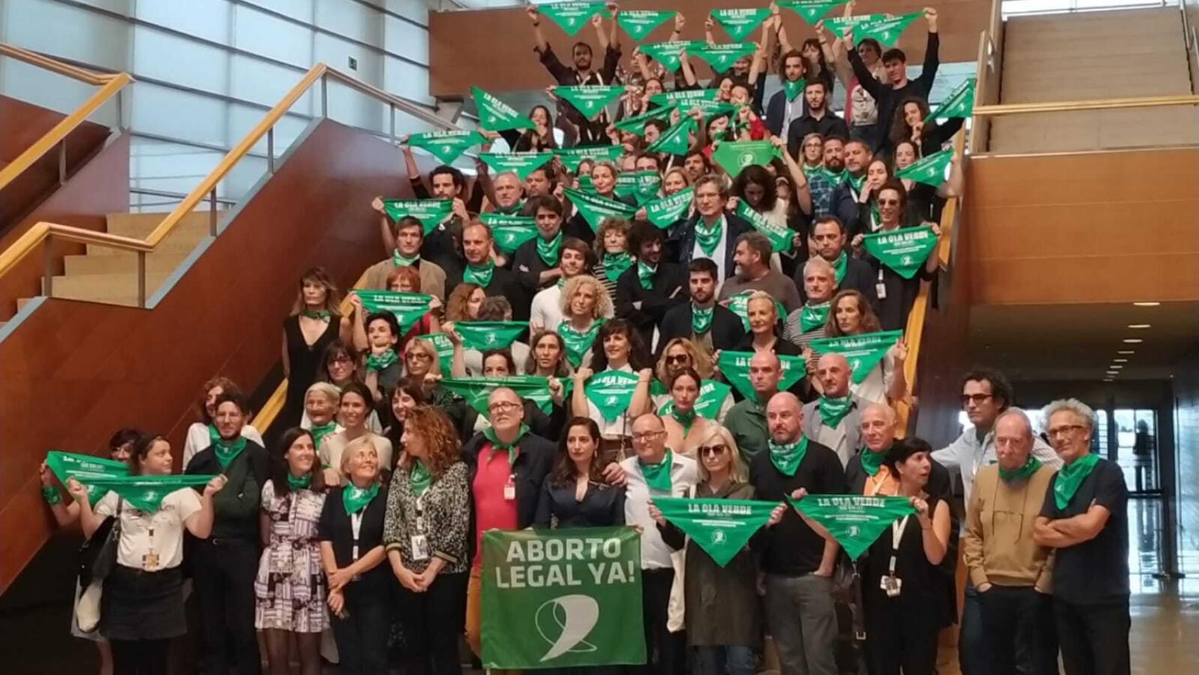 Concentración en las escaleras del Kursaal por una ley del aborto en Argentina.