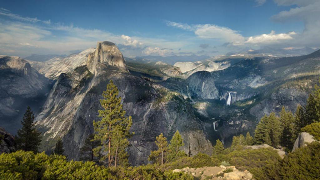 Espectacular estampa del Parque Yosemite con varios iconos como la Half Dome o la cascada.