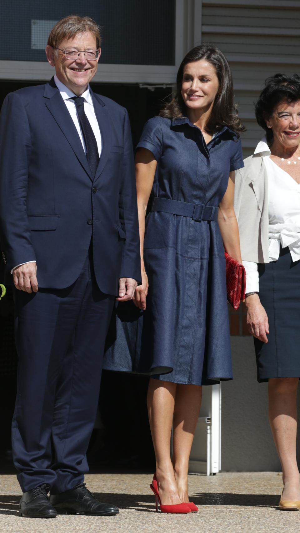 La reina Letizia con vestido denim de Carolina Herrera.