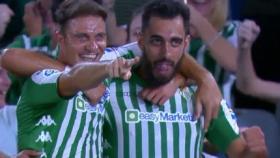 Joaquín y Borja Iglesias celebran un tanto ante el Levante.