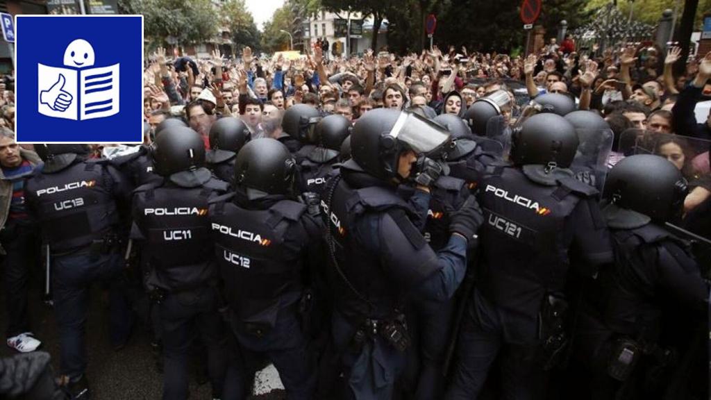 Agentes antidisturbios durante el 1-O.