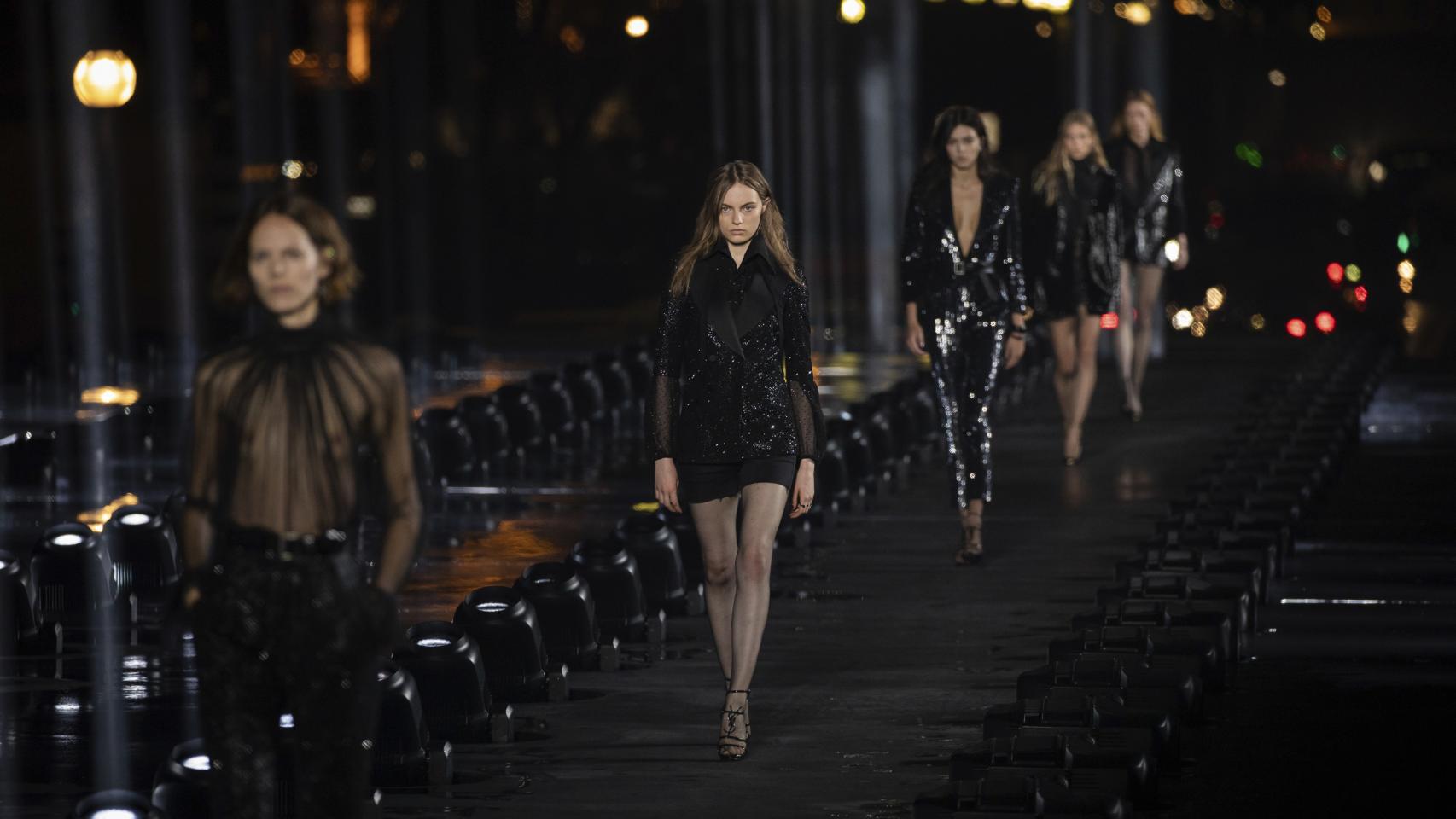 Saint Laurent ha querido huir del puritanismo en su último desfile en la Semana de la Moda de París.