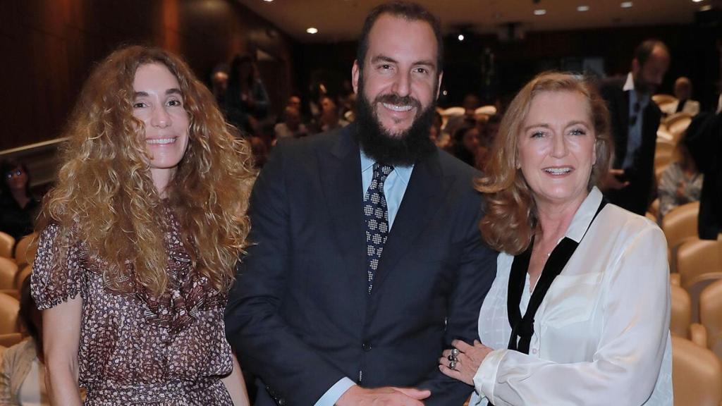 Borja y Blanca Cuesta junto a Francesca Thyssen.