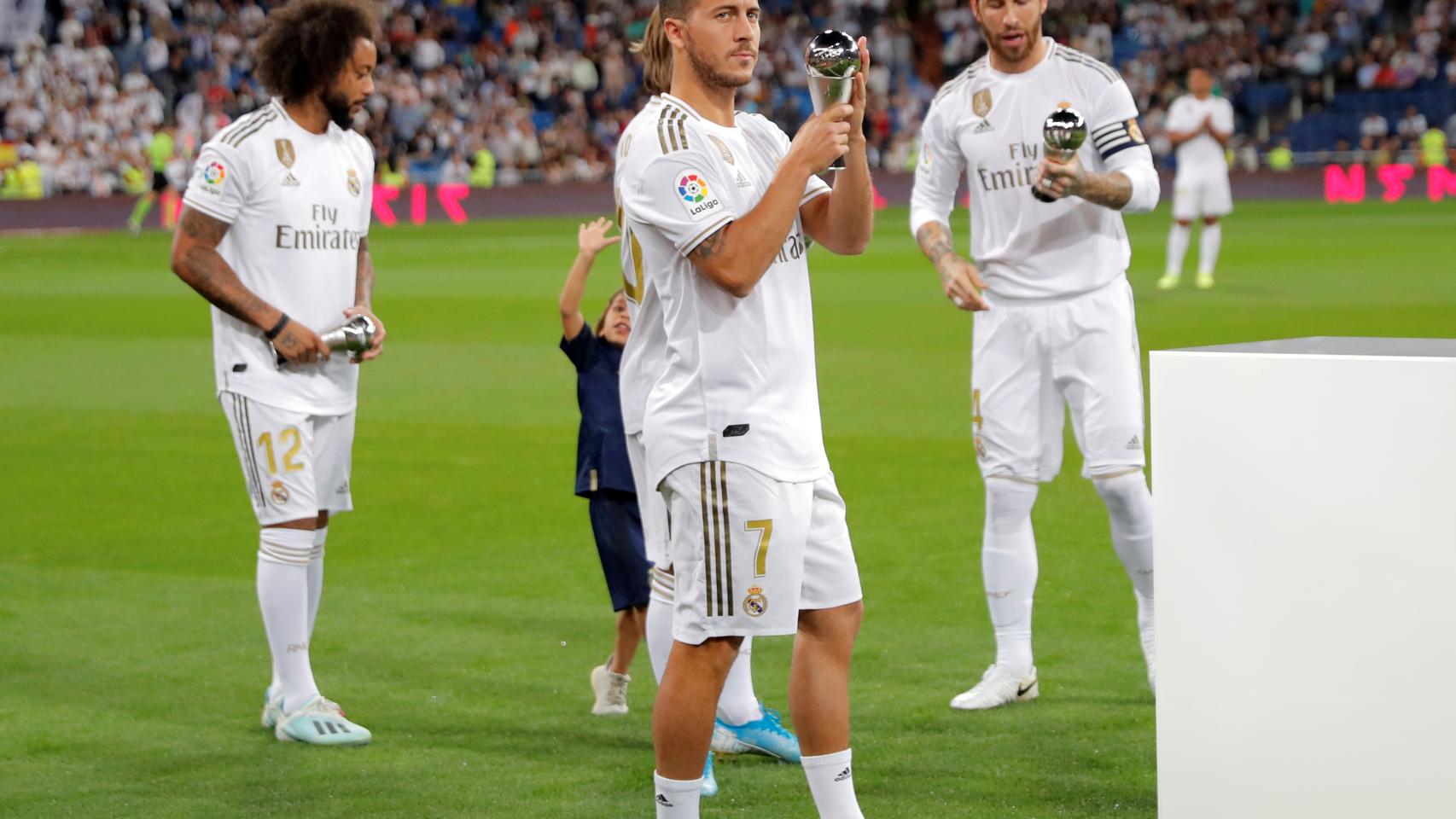 Eden Hazard ofrece su premio del XI FIFPro a la afición del Real Madrid