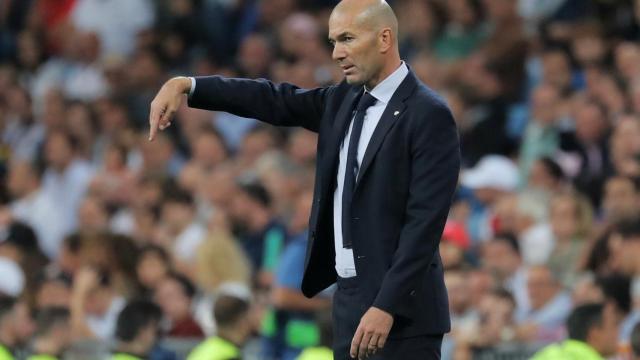 Zidane da órdenes técnicas en la banda del Santiago Bernabéu