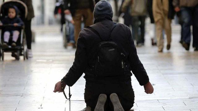 Un hombre pide limosna en el centro de Madrid (imagen de archivo).