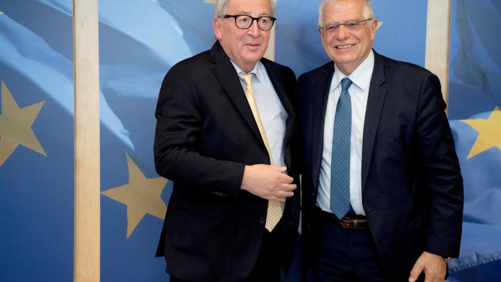Borrell, durante una reunión en julio con Juncker tras haber sido nombrado jefe de la diplomacia de la UE