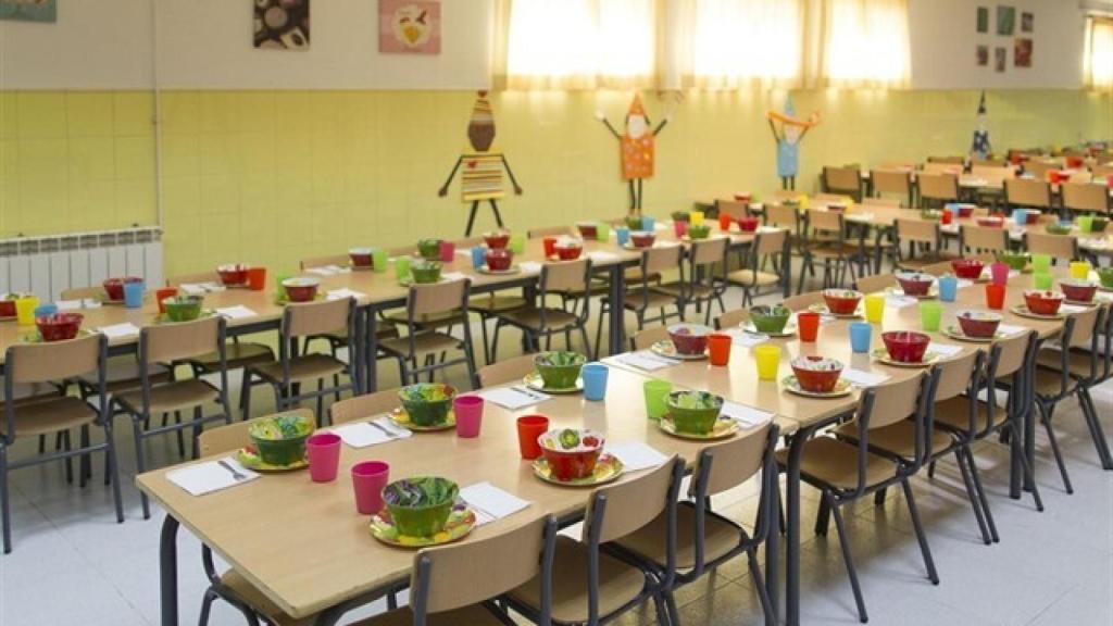 El desayuno está listo en este comedor escolar