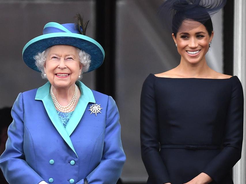 La reina Isabel II y la duquesa de Sussex durante el centenario de la Real Fuerza Aérea (RAF).