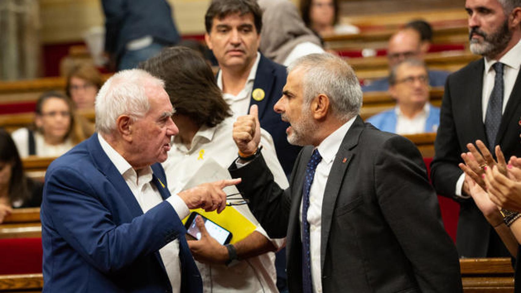 El portavoz de Cs, Carlos Carrizosa, y Ernest Maragall, de ERC, se encaran en el Parlamento autonómico catalán.