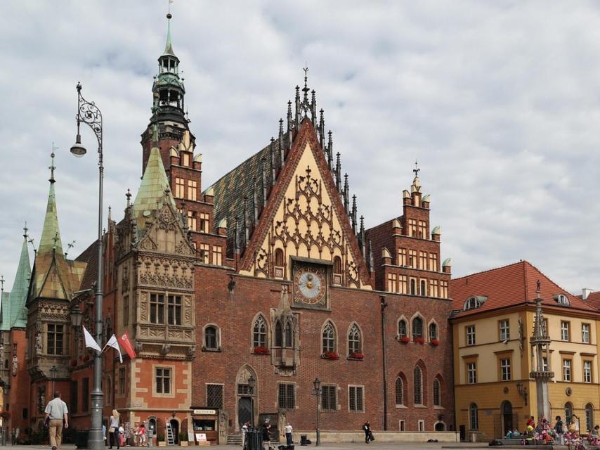 El ayuntamiento es uno de los edificios importantes de la antigua plaza medieval.