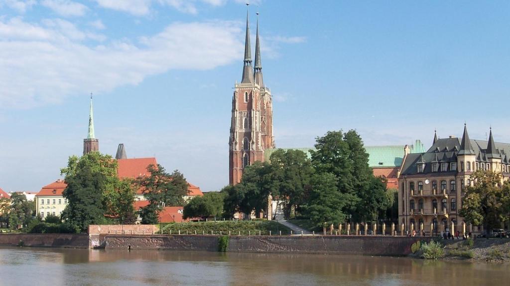 La ciudad de Wroclaw vista desde el río Óder.