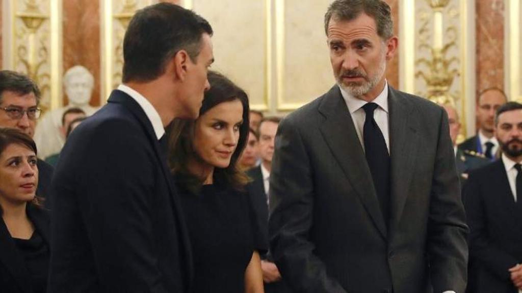 Pedro Sánchez, Letizia y Felipe VI durante la capilla ardiente por la muerte de Rubalcaba.