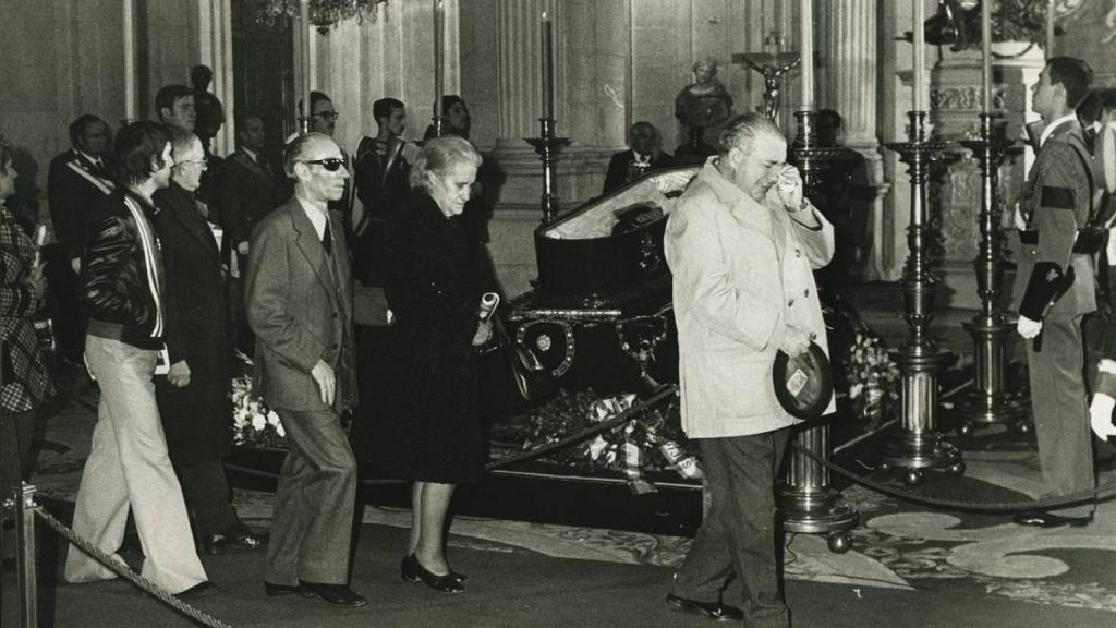 Gente llorando al ver el féretro de Franco