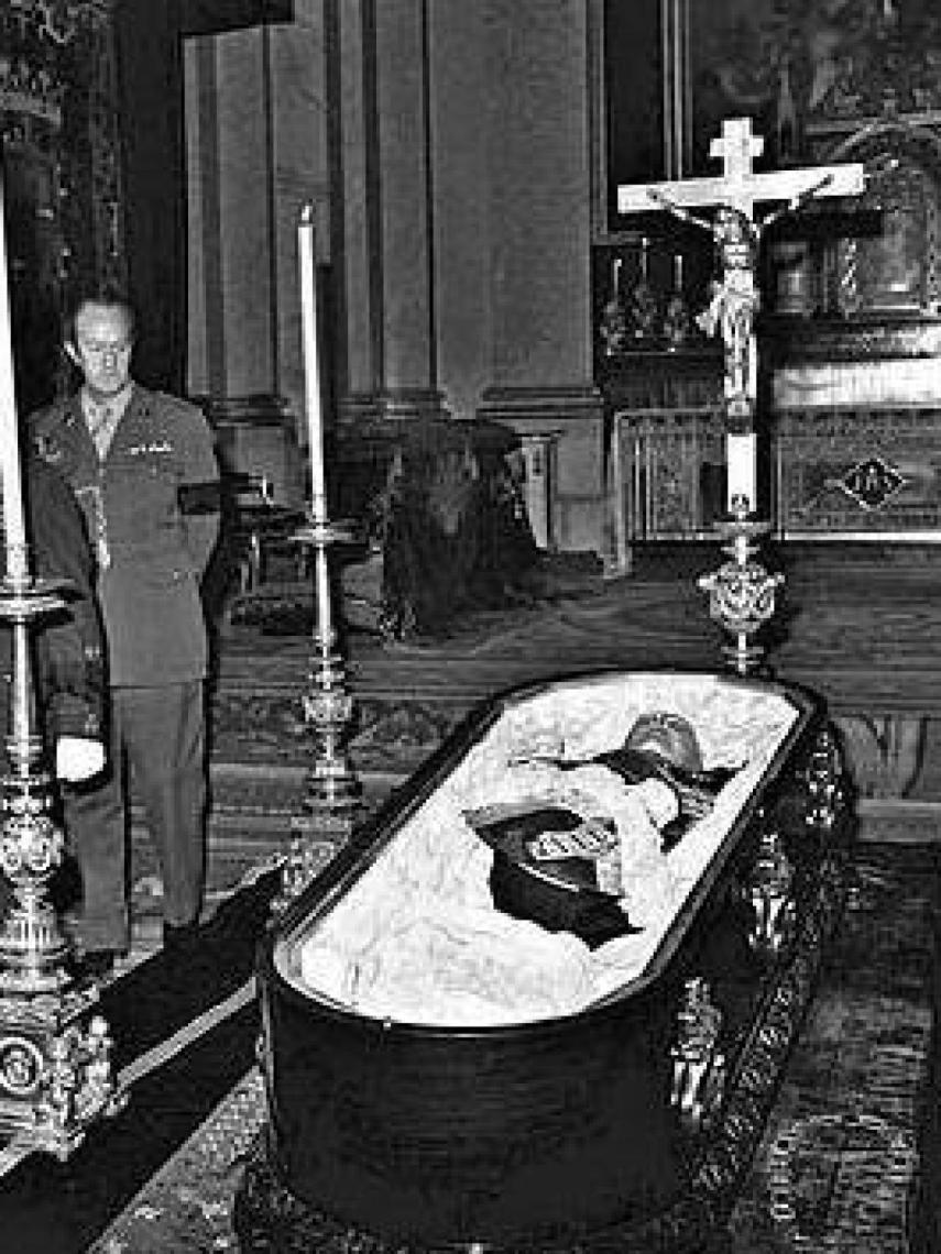 Franco bajo la cruz. Durante el velatorio se le tuvieron que realizar un par de retoques.