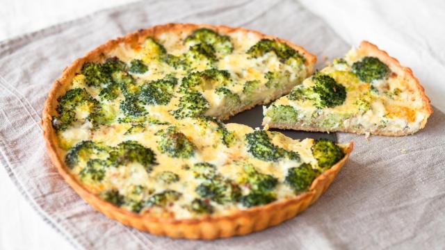 Quiche de jamón, brócoli y queso, receta para comer fría o caliente