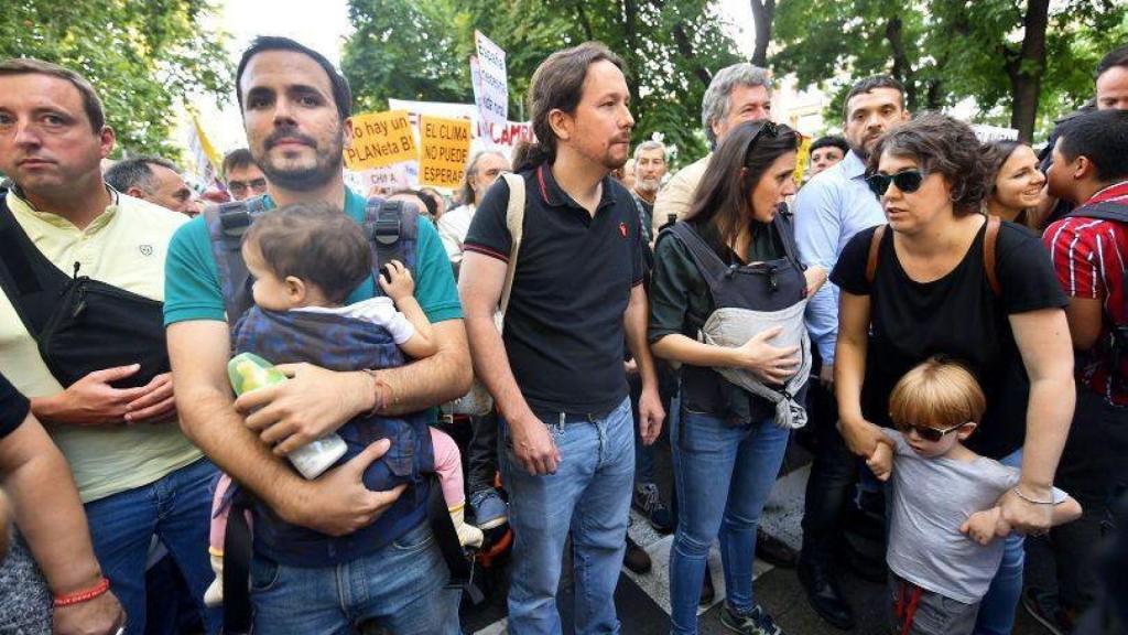 Alberto Garzón con su hija, Olivia, junto a Pablo Iglesias e Irene Montero con Aitana.