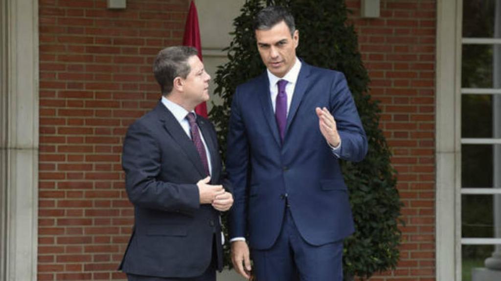 García-Page (i) y Pedro Sánchez (d) en la Moncloa