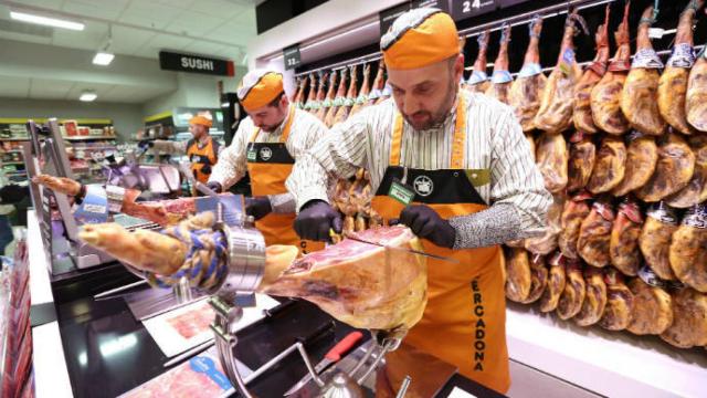 Unos trabajadores de Mercadona compran jamón