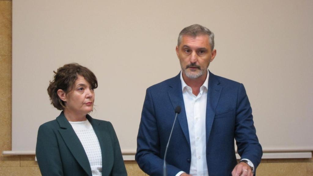 María Giménez Casalduero y Oscar Urralburu anunciando su decisión en rueda de prensa.