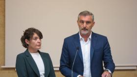 María Giménez Casalduero y Oscar Urralburu anunciando su decisión en rueda de prensa.