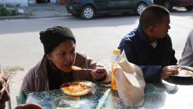 Dos personas en un comedor social de Villa Fiorito, en Buenos Aires.