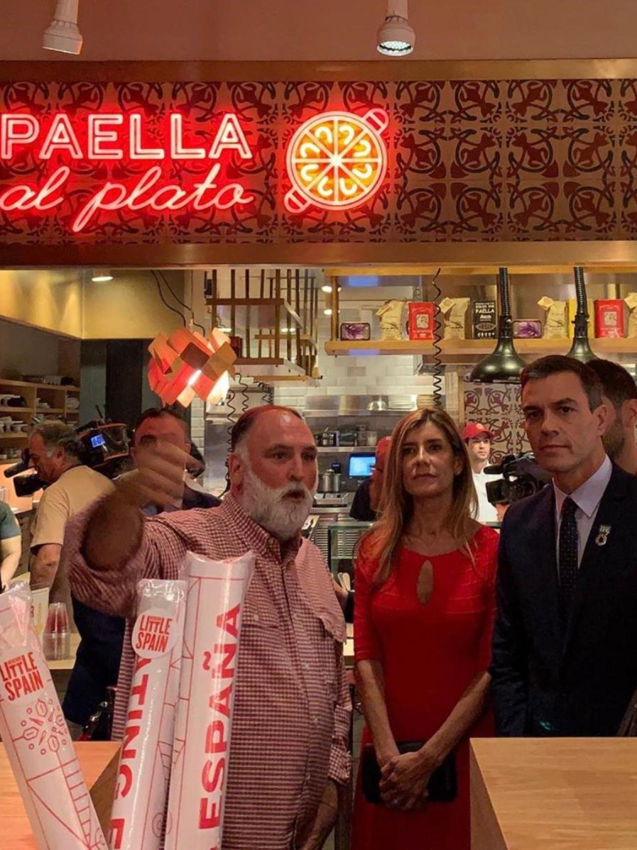 Paella al plato en 'Mercado Little Spain' entre Pedro Sánchez, Begoña Gómez y José Andrés.