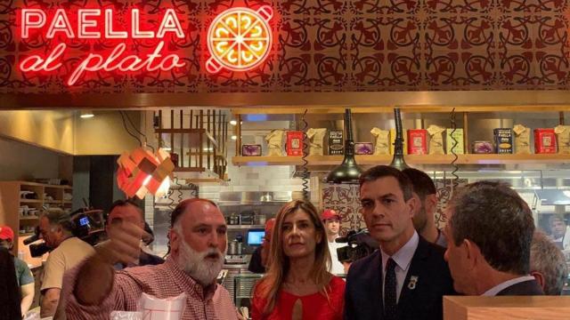 Paella al plato en 'Mercado Little Spain' entre Pedro Sánchez, Begoña Gómez y José Andrés.