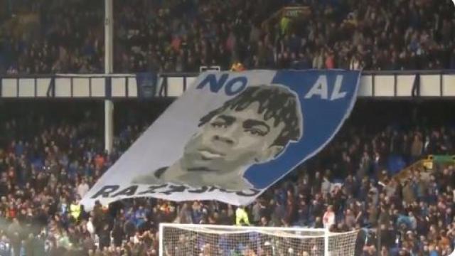 Pancarta contra el racismo en Etihad Stadium.