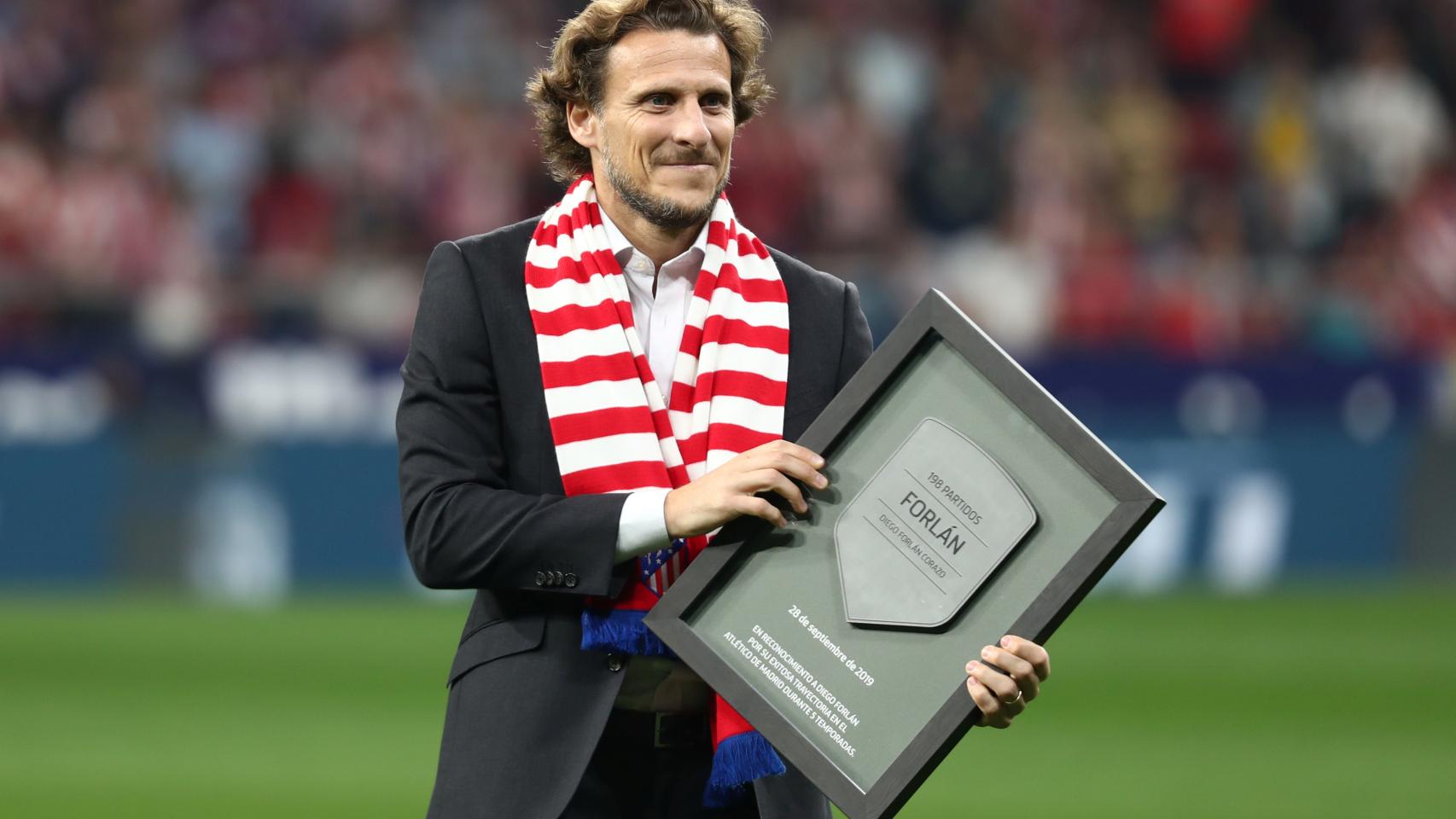 Homenaje a Diego Forlán antes del derbi entre Atlético y Real Madrid