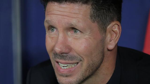 Simeone, en el banquillo durante el Atlético - Real Madrid