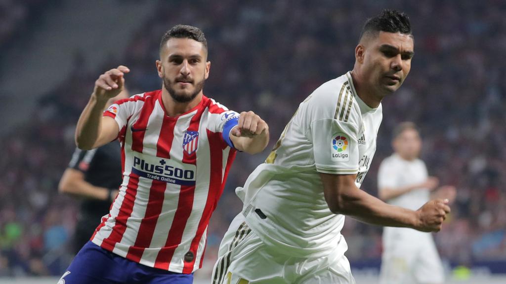 Casemiro y Koke, durante el derbi entre Atlético y Real Madrid