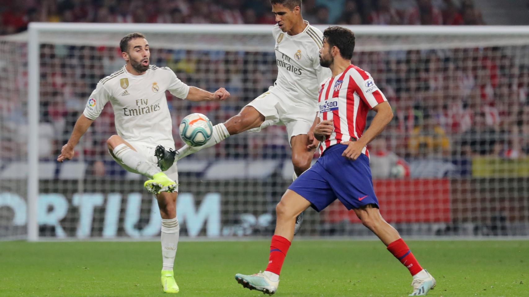 Varane y Carvajal ante Diego Costa, en el derbi madrileño